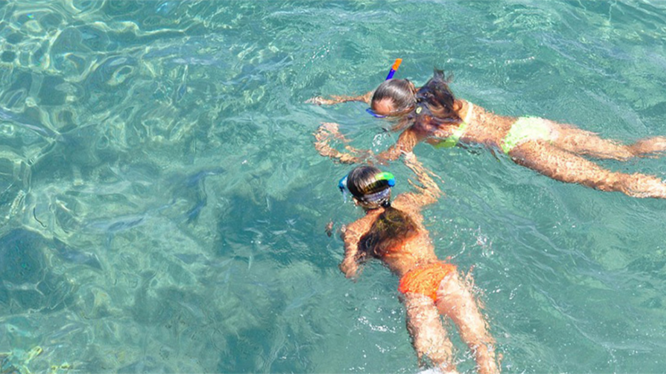 Swimming with contact lenses
