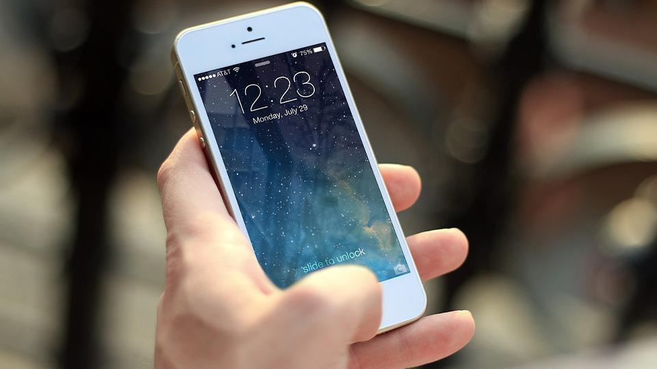 Man holding an iPhone