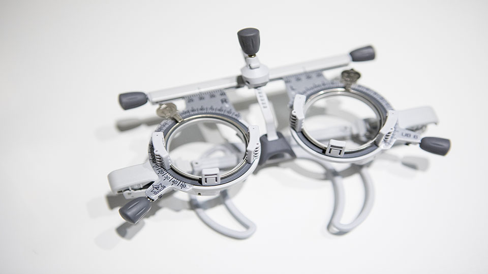 Eye test machine