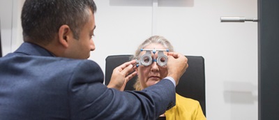 Optician in practice