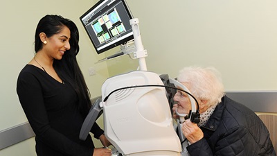 Eye examination using an OCT device