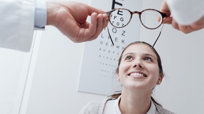 Sight test chart and spectacles