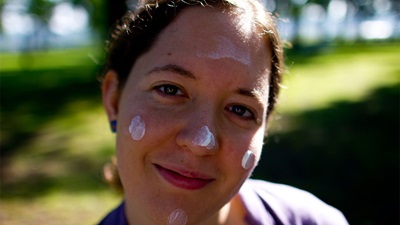 A women wearing sun cream