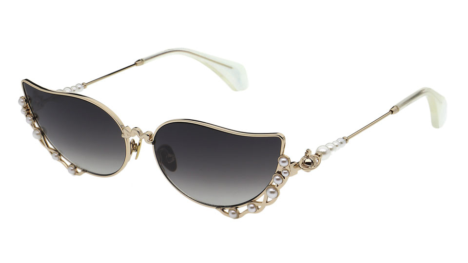 A sweeping cat’s eye with a wiggly metal bridge and twisting design along the bottom edge of the frame, studded with white pearls. The lenses are mirrored