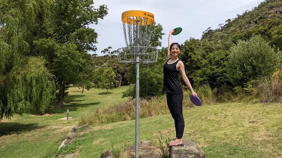 Dr Ceecee Britten-Jones plays disc golf