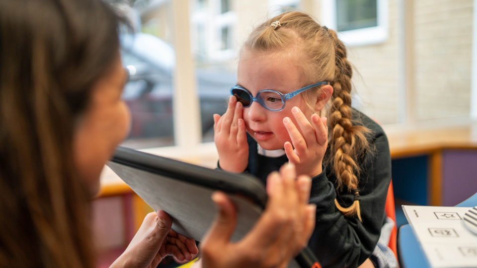 Malvi providing a sight test to child, Ellie