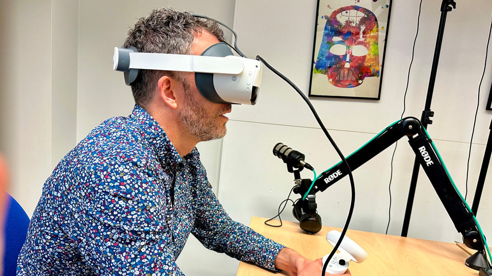 Personalising virtual reality therapies for chronic pain using eye ...