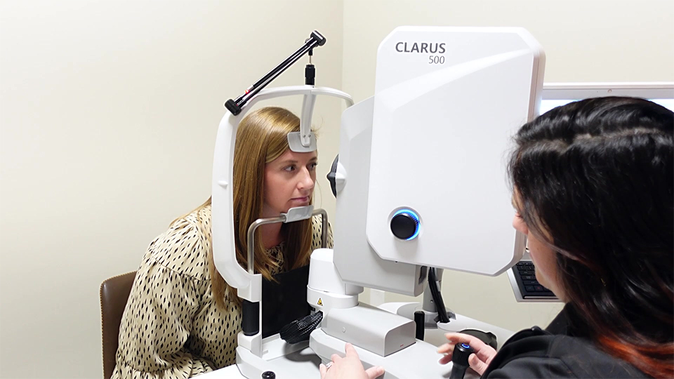 A patient is receiving a scan using the Zeiss Clarus 500. On the other side of the device, a seated practitioner controls the device