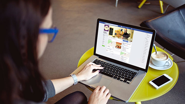 A lady using social media in a cafe