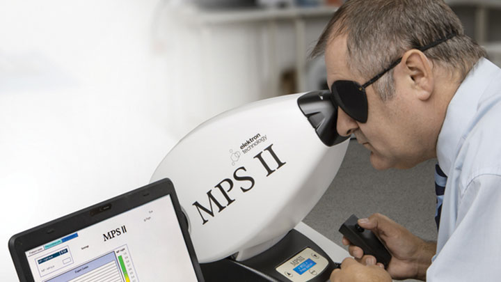 optometrist using a Macular Pigment screener