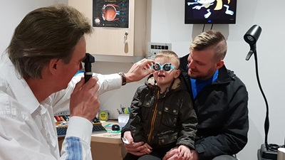 Peter Frampton using a retinoscope