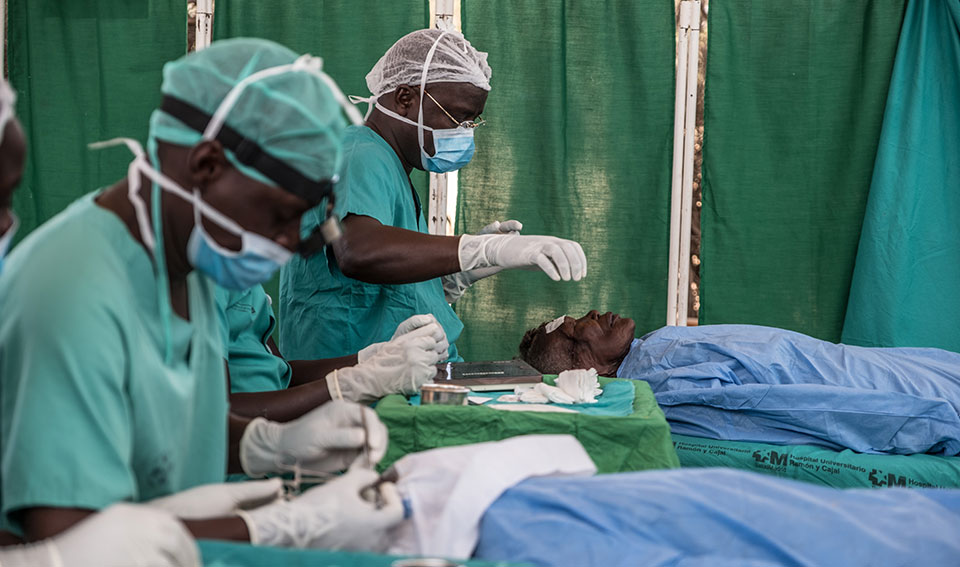 Maurice Oduor performing cataract surgery