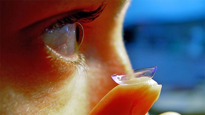 Inserting a contact lens