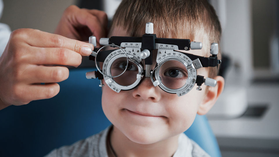 boy eye test