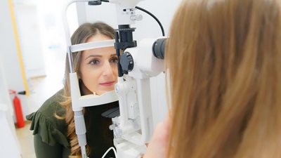 woman eye test