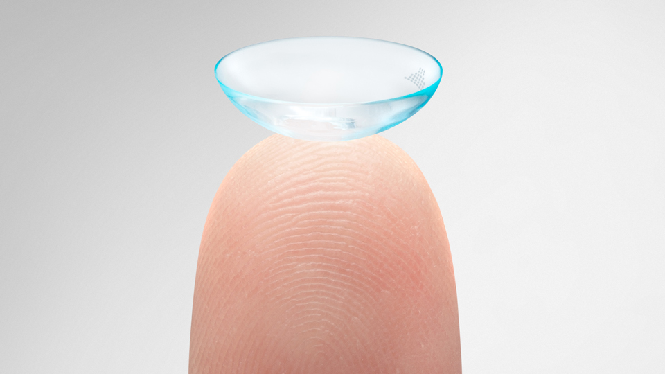 Contactlensonfinger