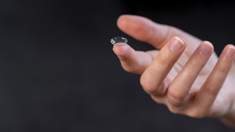 Contact lens on a finger 