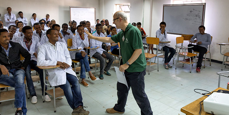 VAO volunteers training optometrists